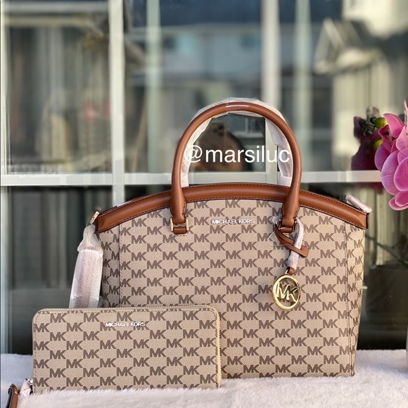 Michael Kors Handbags - New Mk medium satchel set